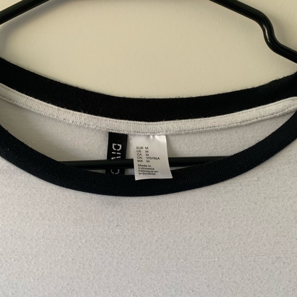 Cute basic Tee - Picture 2 of 2